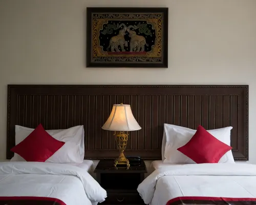 ห้องพัก Superior ของ True Siam Rangnam Hotel ตกแต่งด้วยไม้เข้มสไตล์ไทยดั้งเดิม เตียงกว้าง ปรับอากาศ