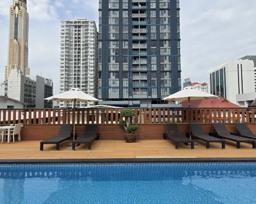 สระว่ายน้ำกลางแจ้งบนดาดฟ้า True Siam Rangnam Hotel ย่านรางน้ำ ราชเทวี วิวอาคารโดยรอบ