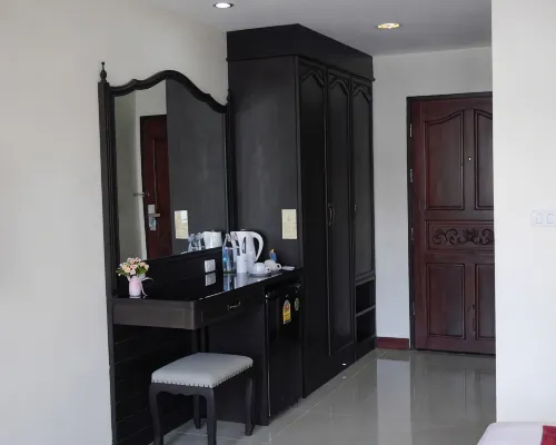 มุมแต่งตัว/เฟอร์นิเจอร์ไม้ในห้องพัก True Siam Rangnam Hotel ดีไซน์ไทยโบราณผสมความทันสมัย