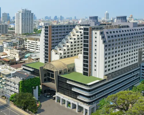 ล็อบบี้ขนาดใหญ่โอ่โถงของ Twin Towers Hotel Bangkok ถนนพระราม 6 ย่านสามย่าน