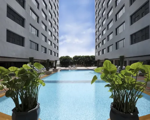 สระว่ายน้ำและพื้นที่พักผ่อนของ Twin Towers Hotel Bangkok