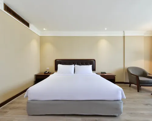 ห้องพักสไตล์คลาสสิกของ Twin Towers Hotel Bangkok พร้อมเตียงกว้างสะอาด