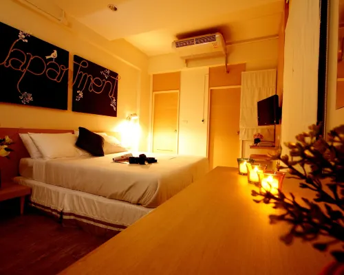U431 Chaengwattana Deluxe Double Room with private balcony and king bed, light wood flooring