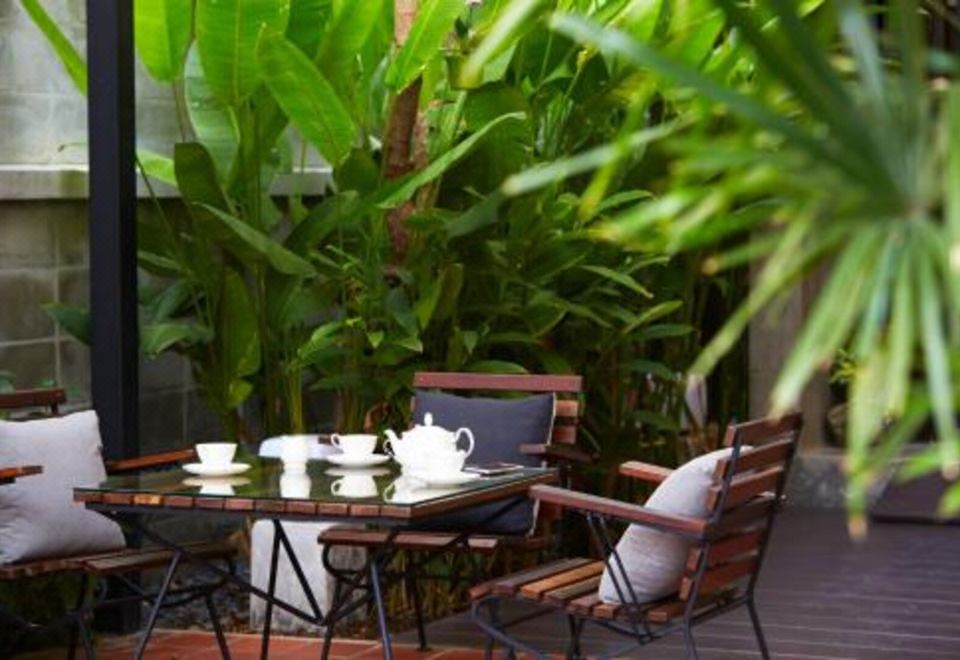 บริเวณนั่งเล่นและระเบียงภายนอก Uncle Loy's Boutique House ย่านวังหลัง กรุงเทพ
