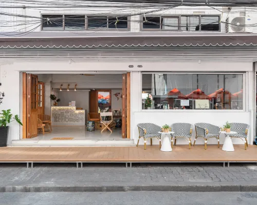 ภายในอาคาร Unplugged at Bangrak บรรยากาศย่านเจริญกรุง-บางรัก โทนอิฐและไม้