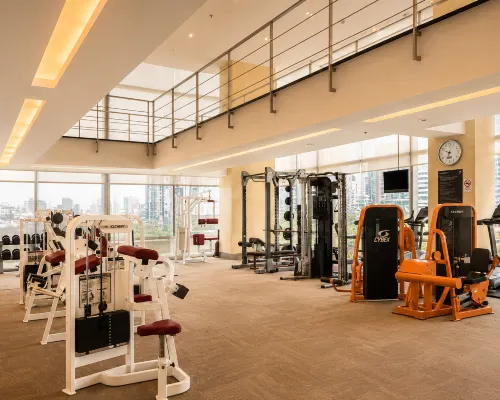 ห้องพักสไตล์เซอร์วิสอพาร์ตเมนต์ของ Urbana Sathorn Bangkok มีครัวและพื้นที่นั่งเล่น