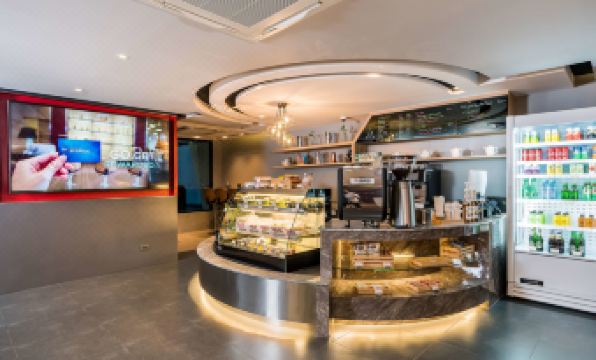วิวถนนพหลโยธินและ BTS สนามเป้าจาก Vib Best Western Sanam Pao Bangkok
