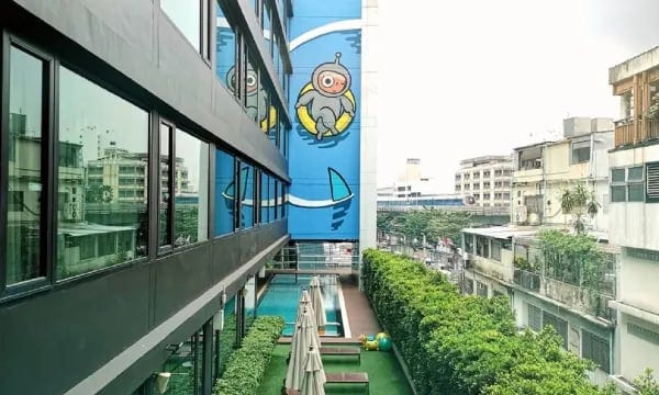 สระว่ายน้ำกลางแจ้งของ Vic3 Bangkok บรรยากาศร่มรื่นในย่านสนามเป้า เหมาะแช่น้ำคลายร้อนหลังเที่ยว