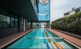 ภายนอกและพื้นที่ส่วนกลางของ Vic3 Bangkok โรงแรมบูทีคย่านพญาไทตกแต่งร่วมสมัย