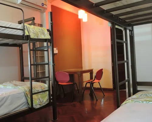ห้องพักดับเบิลแบบส่วนตัวพร้อมระเบียงมองออกสู่สวนสีเขียว Victory Park Hostel กรุงเทพ