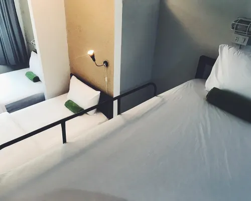 ห้องน้ำและห้องพักสะอาด Victory Park Hostel เหมาะสำหรับพักงบน้อยใกล้โรงพยาบาล