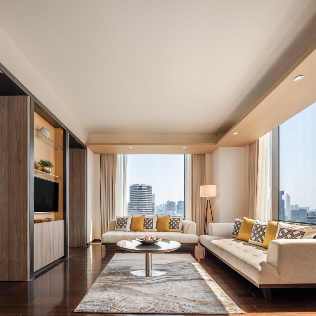 ห้องพัก VIE Hotel Bangkok เพดานสูงพร้อมหน้าต่างกระจกเต็มบานมองวิวเมืองกรุงเทพ