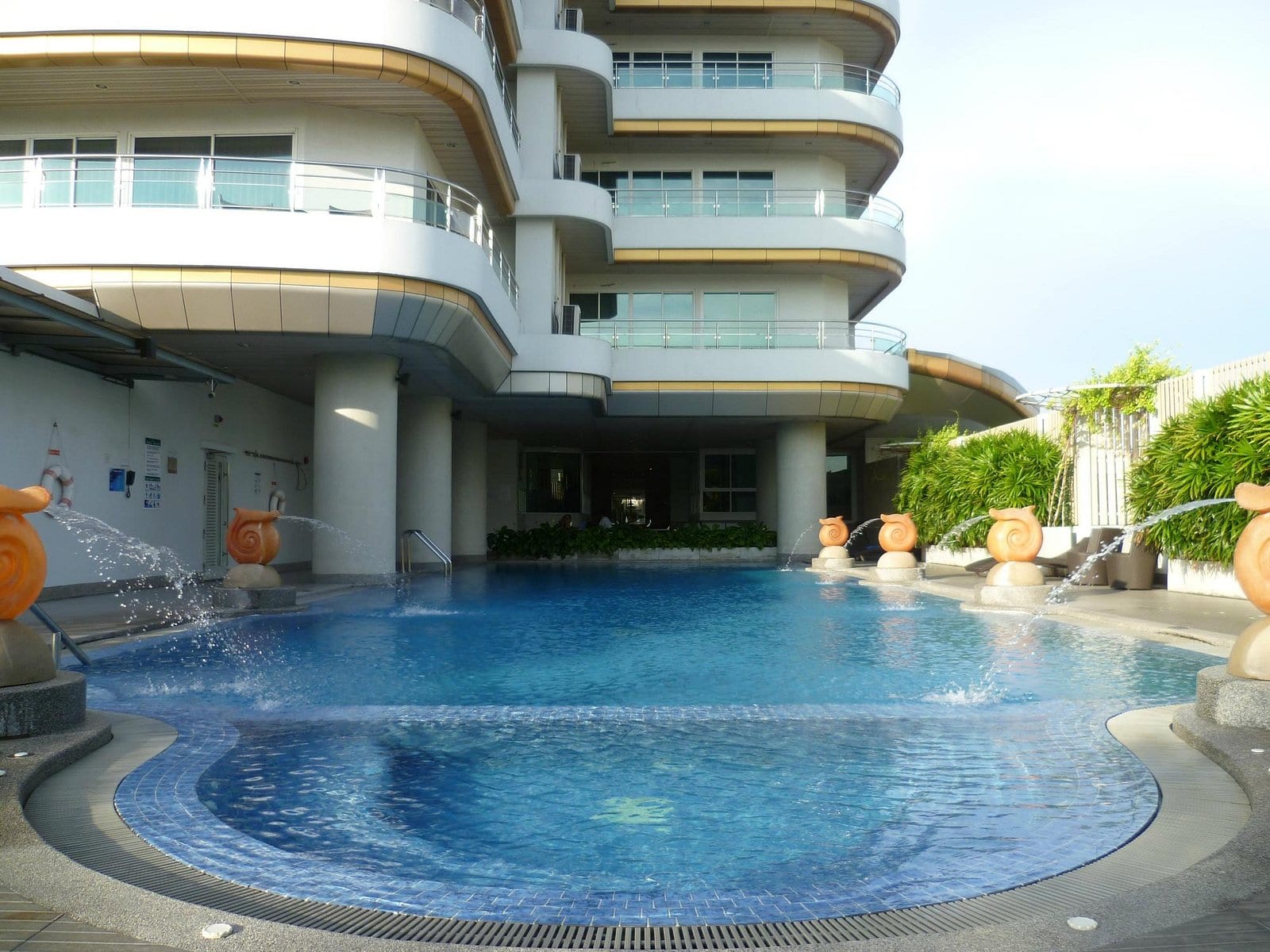 สระว่ายน้ำกลางแจ้งพร้อมสวนของ Viva Garden Serviced Residence ย่านบางจาก สุขุมวิท 60/1