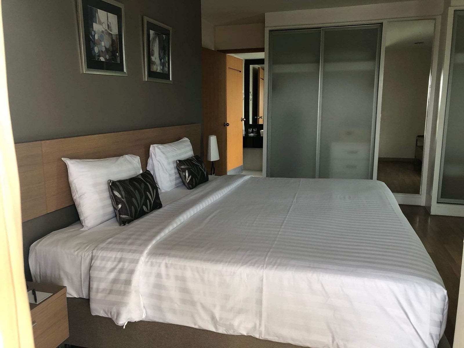 ห้องชุดของ Viva Garden Serviced Residence กว้างขวางพร้อมครัว มุมนั่งเล่น และระเบียง