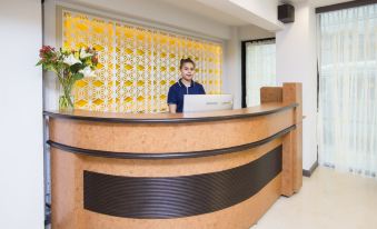 ห้องพักของ V One Pride Sukhumvit 22 เตียงใหญ่สะอาด โทนอบอุ่น