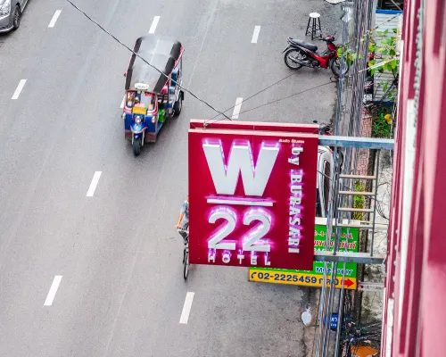 ล็อบบี้และอาเทรียมสวน 7 ชั้นของ W22 by Burasari กรุงเทพ บรรยากาศเขียวร่มในใจกลางไชน่าทาวน์