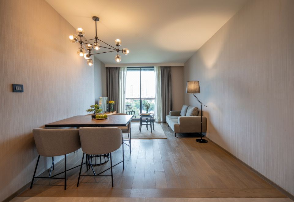 ห้องพักของ Walton Suites Sukhumvit กว้างขวาง มีครัวเต็มรูปแบบและพื้นที่นั่งเล่นแยก