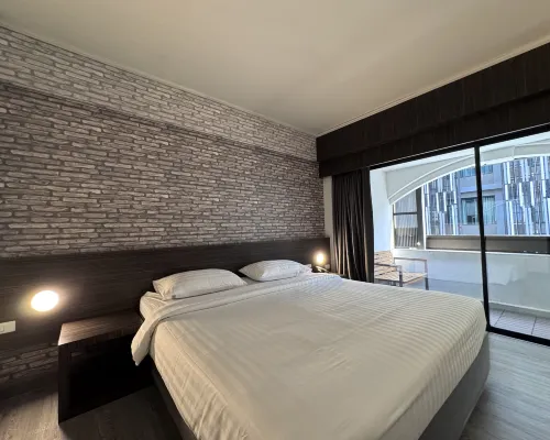 ห้องพักของ White Palace Hotel Bangkok มีเตียง King กว้างและระเบียงส่วนตัวมองเห็นเมือง