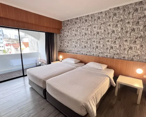 ห้องพัก Twin ของ White Palace Bangkok พร้อมระเบียงส่วนตัว ผนังลายแผนที่ ดีไซน์บูทีค