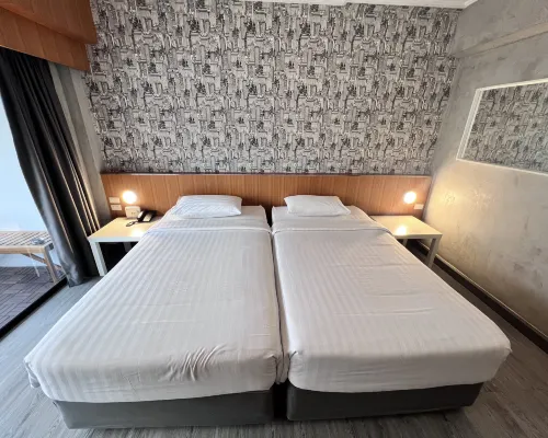 ห้องพักของ White Palace Bangkok สไตล์บูทีคเรียบทันสมัย พื้นไม้ เตียงนอนสบาย