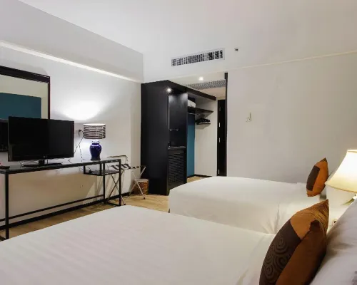 สระว่ายน้ำกลางแจ้งของ Witz Bangkok Hotel Ramkhamhaeng สวยสะอาดน้ำใส บรรยากาศผ่อนคลาย
