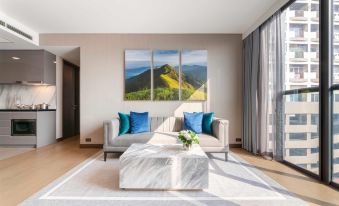 ห้อง Studio ของ Wyndham Bangkok Queen Convention Centre ห้องกว้างสะอาดมีครัวเล็กและเครื่องซักผ้า