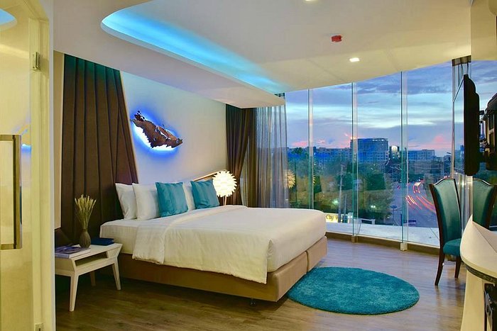 สระว่ายน้ำกลางแจ้งของ The Xtreme Suites Bangkok