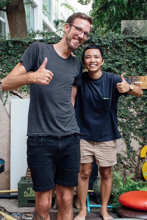 มุมนั่งเล่นและพื้นที่ส่วนกลางของ The Yard Hostel ตกแต่งจากวัสดุรีไซเคิลโทนอบอุ่น