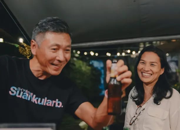 ดอร์มของ The Yard Hostel ที่ทุกเตียงมีม่านส่วนตัว ไฟอ่านหนังสือ และล็อกเกอร์