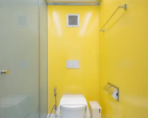 ห้องพักของ Yello Rooms Hotel Victory Monument กรุงเทพ พื้นไม้พาร์เก้และตกแต่งโทนเหลือง-ขาวสะอาด