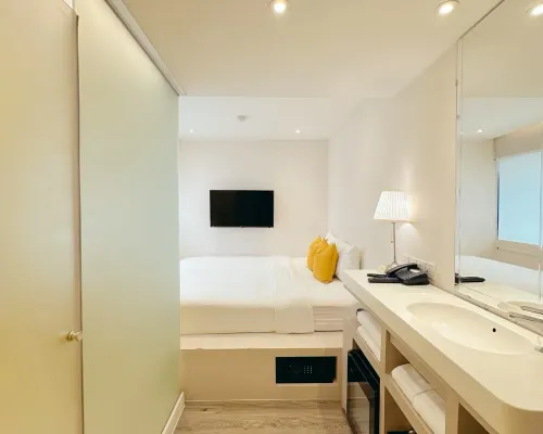 ห้องพักแบบ King Bed พร้อมวิววงเวียนอนุสาวรีย์ชัยสมรภูมิ Yello Rooms Hotel Bangkok