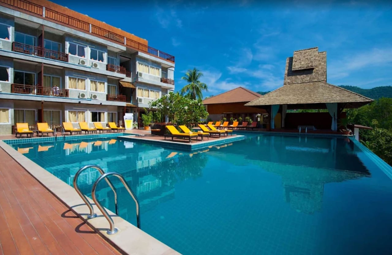 สระว่ายน้ำและสวนร่มรื่นภายใน Ban's Diving Resort ริมหาดทรายรี เกาะเต่า