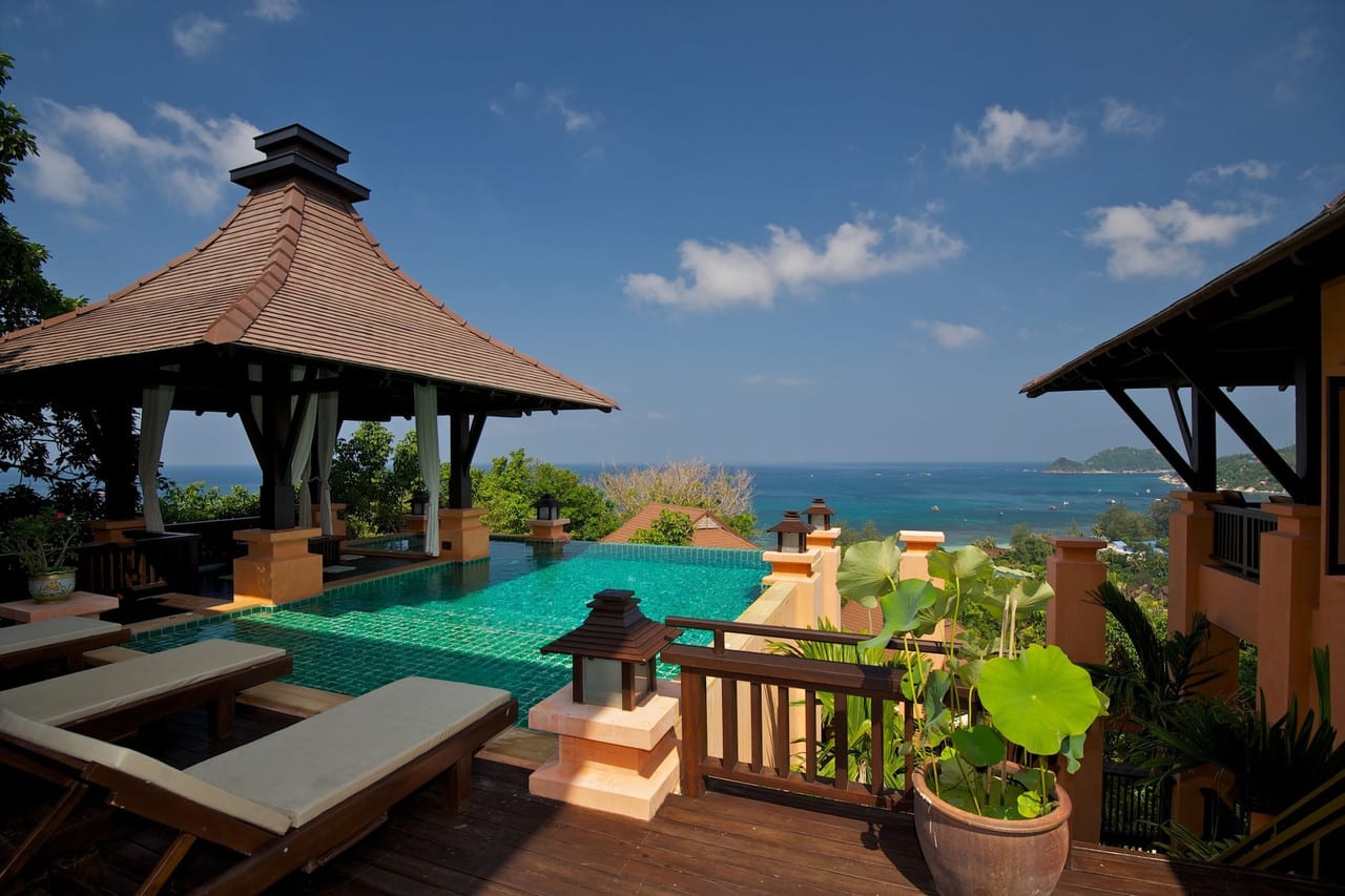 ห้องพักและบังกะโลของ Ban's Diving Resort เกาะเต่า ท่ามกลางสวนบนเนิน
