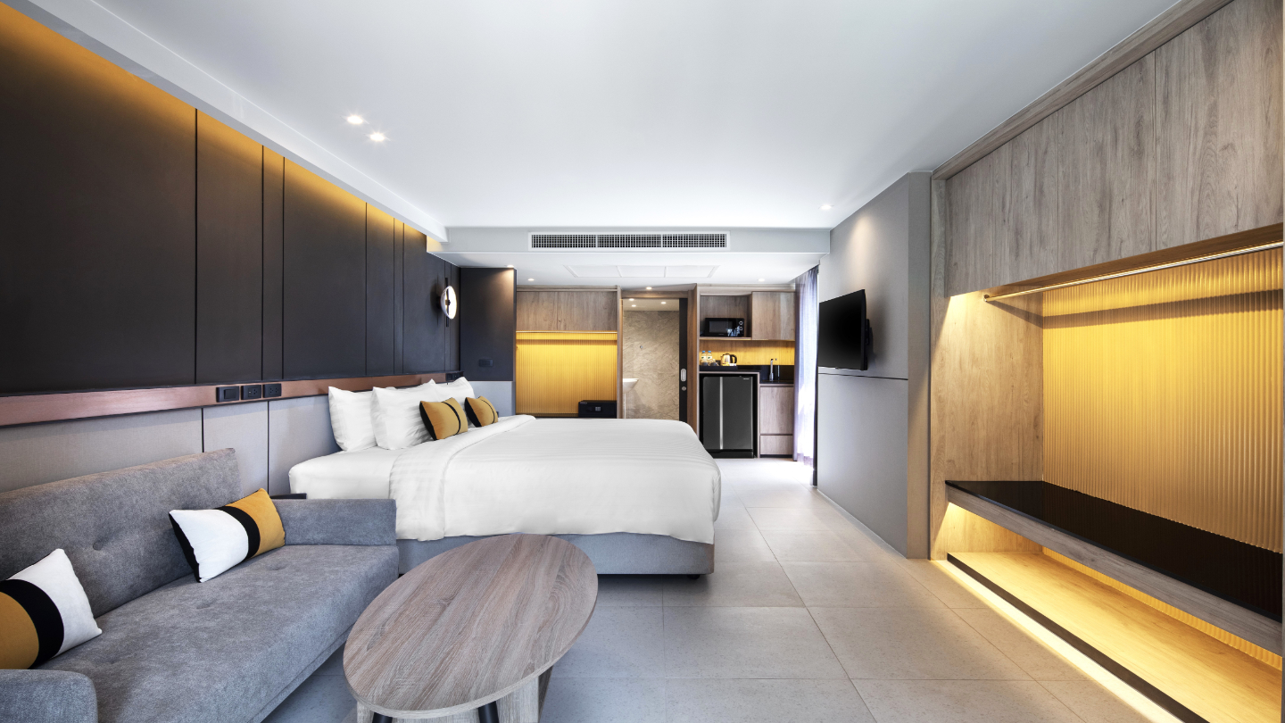 ห้อง Deluxe King ภายใน Best Western Ratchada Hotel กว้างขวาง มีโซฟา ตู้เย็น และ smart TV 50 นิ้ว