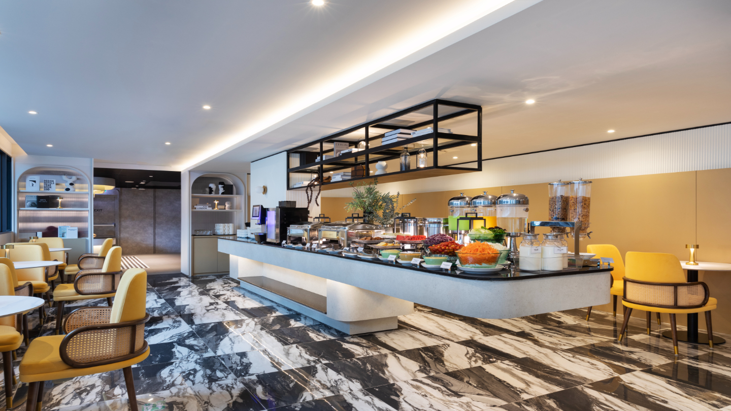 ห้องอาหารอาหารเช้าบุฟเฟ่ต์ Best Western Ratchada Hotel ตกแต่งทันสมัย พื้นหินอ่อน
