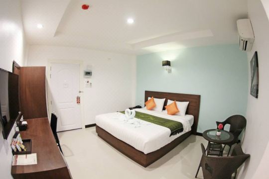อาคารและทางเข้าโรงแรม BK Place Hotel บึงกาฬ พร้อมลานจอดรถกว้าง
