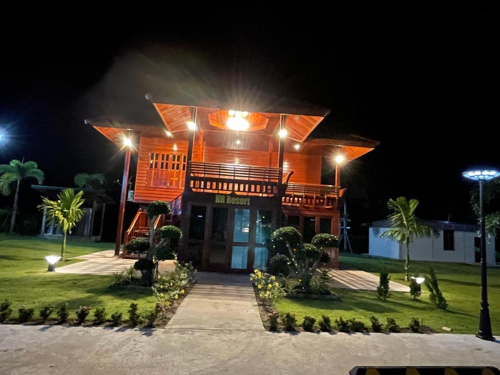 บังกะโลไม้ของ HR Resort บึงโขงหลง ตั้งอยู่กลางสวนเขียวเงียบสงบ