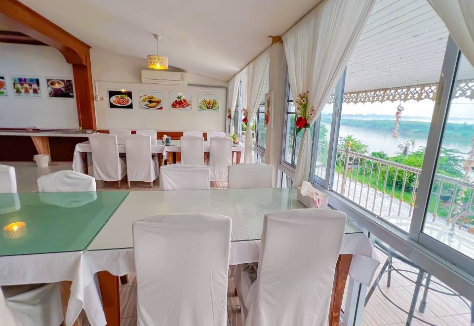 มุมร้านอาหารริมแม่น้ำโขงของ Khong Khamkun Hotel