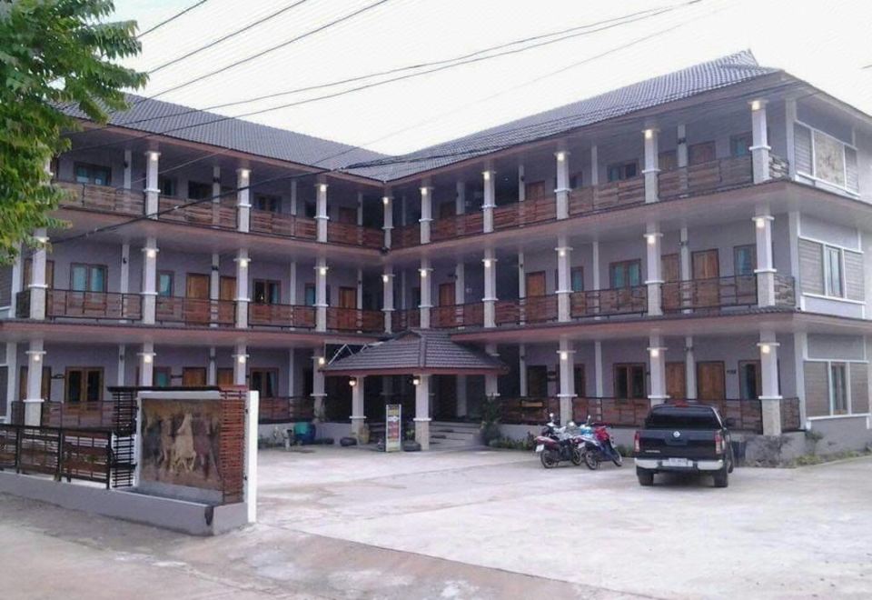 ห้องน้ำและมุมพักผ่อนในห้องพักของ M Grand Hotel บึงกาฬ