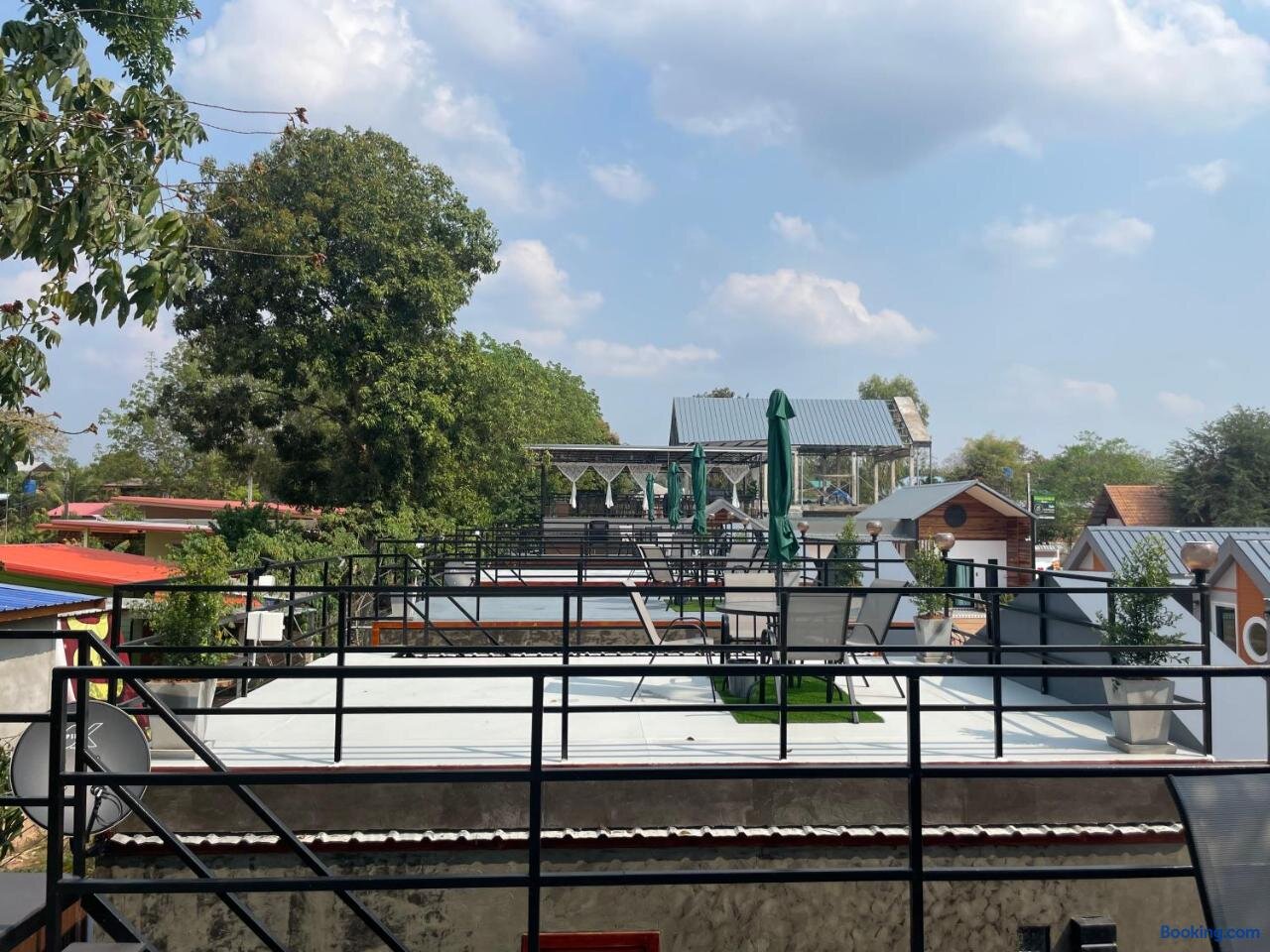 บ้านพักสไตล์ญี่ปุ่นสีขาว-ไม้ของ Movit Nakathibodi Resort ริมบึงโขงหลง