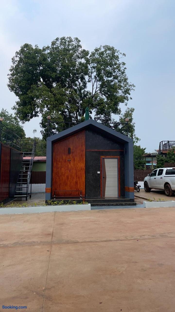 ห้องพักโทนอบอุ่นของ Movit Nakathibodi Resort มีระเบียงมองออกสวนและทะเลสาบ