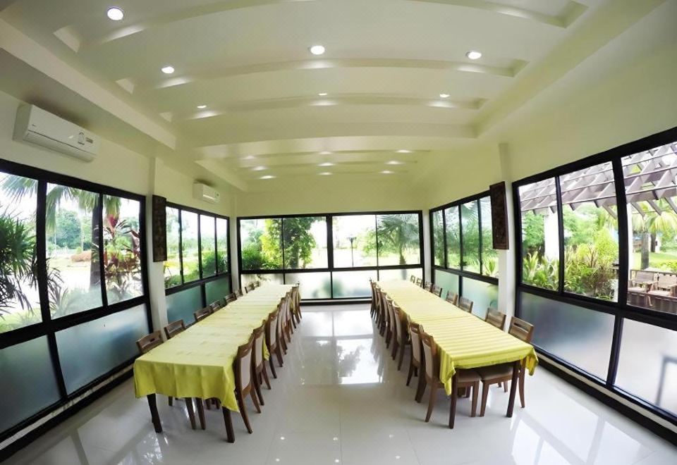 บรรยากาศบริเวณสวนและทางเดินภายใน Surocha Resort บึงกาฬ