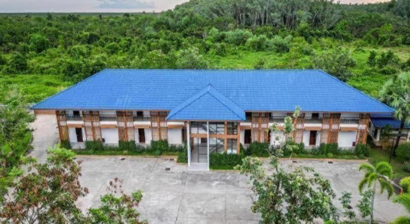 ห้องพักสไตล์บังกะโลของ Surocha Resort พร้อมที่จอดรถหน้าห้อง