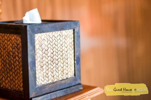 ห้องพักของ Thai Guest House บึงโขงหลง โทนอบอุ่น สะอาด มีแอร์และตู้เย็น