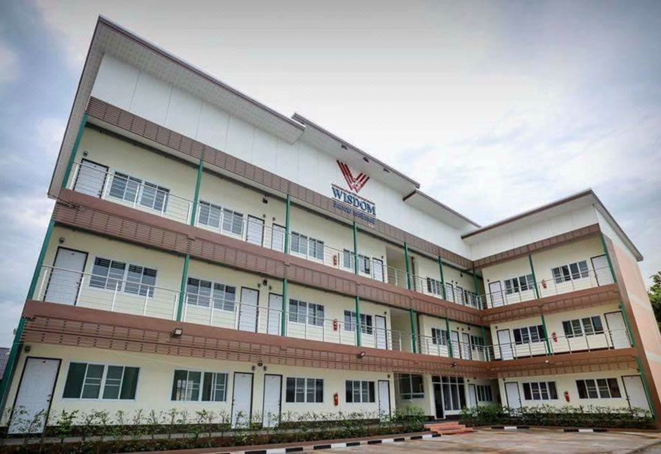 อาคารและทางเข้าของ The Wisdom Residence บึงกาฬ พร้อมที่จอดรถ