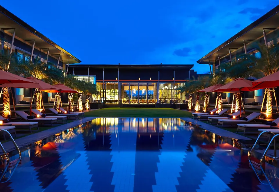สระว่ายน้ำกลางแจ้งของ Amari Buriram United ในบรรยากาศร่มรื่น