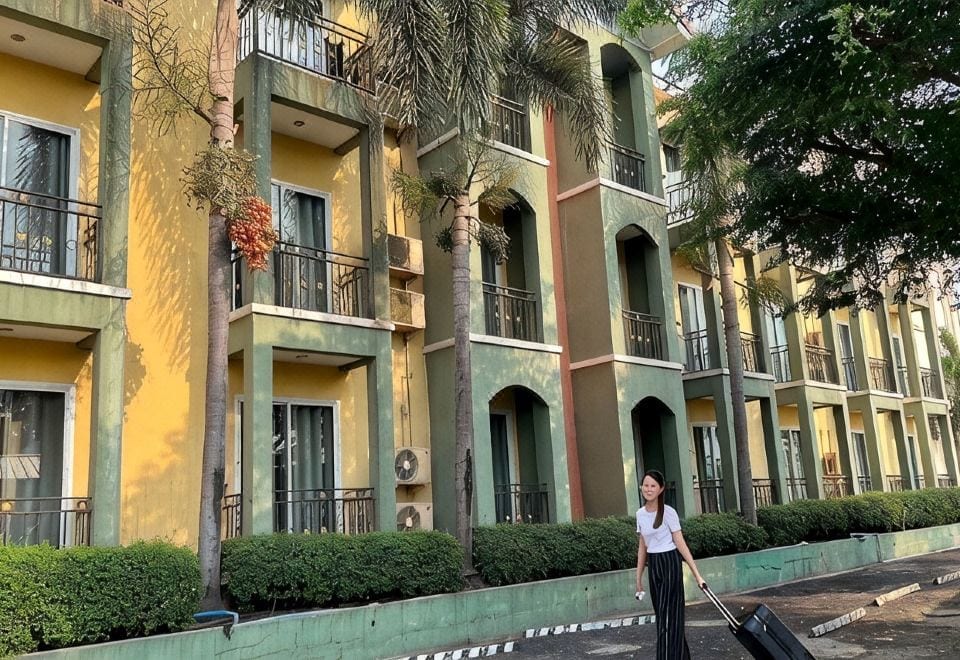 ห้องพักของ B2 Buriram Boutique & Budget Hotel บุรีรัมย์ ตกแต่งเรียบสะอาด เตียงนุ่ม ทีวีจอแบน