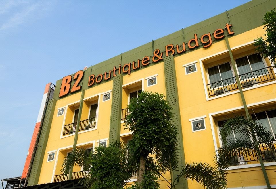 ล็อบบี้และเคาน์เตอร์ต้อนรับของ B2 Buriram โทนสีสดใสสไตล์เครือ B2