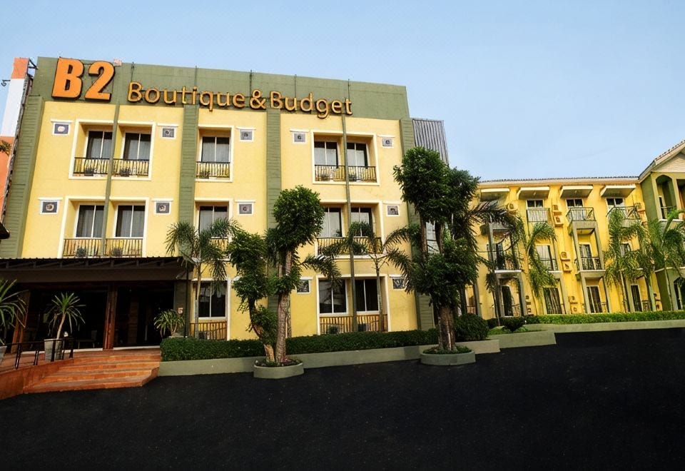 อาคารสีเหลืองและทางเข้า B2 Buriram Boutique & Budget Hotel ใจกลางเมืองบุรีรัมย์