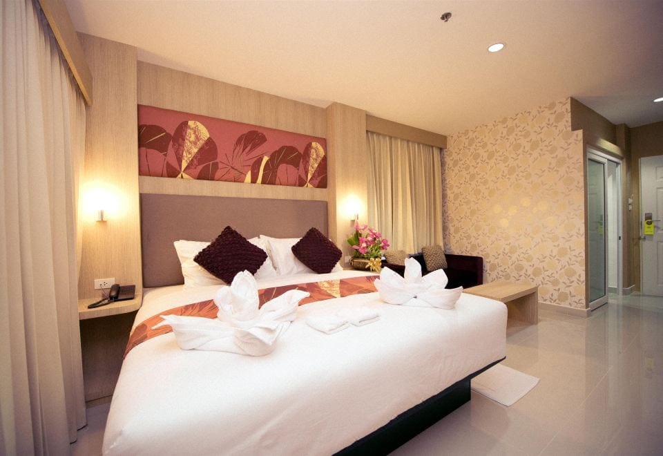 อาคารและล็อบบี้โทนสดใสของ Best Western Royal Buriram Hotel กลางเมืองบุรีรัมย์